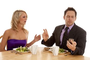 texting-while-having-dinner