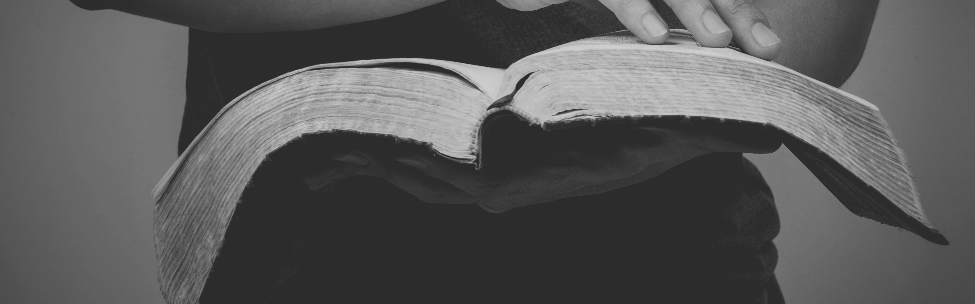 man_with_open_bible_3200x998