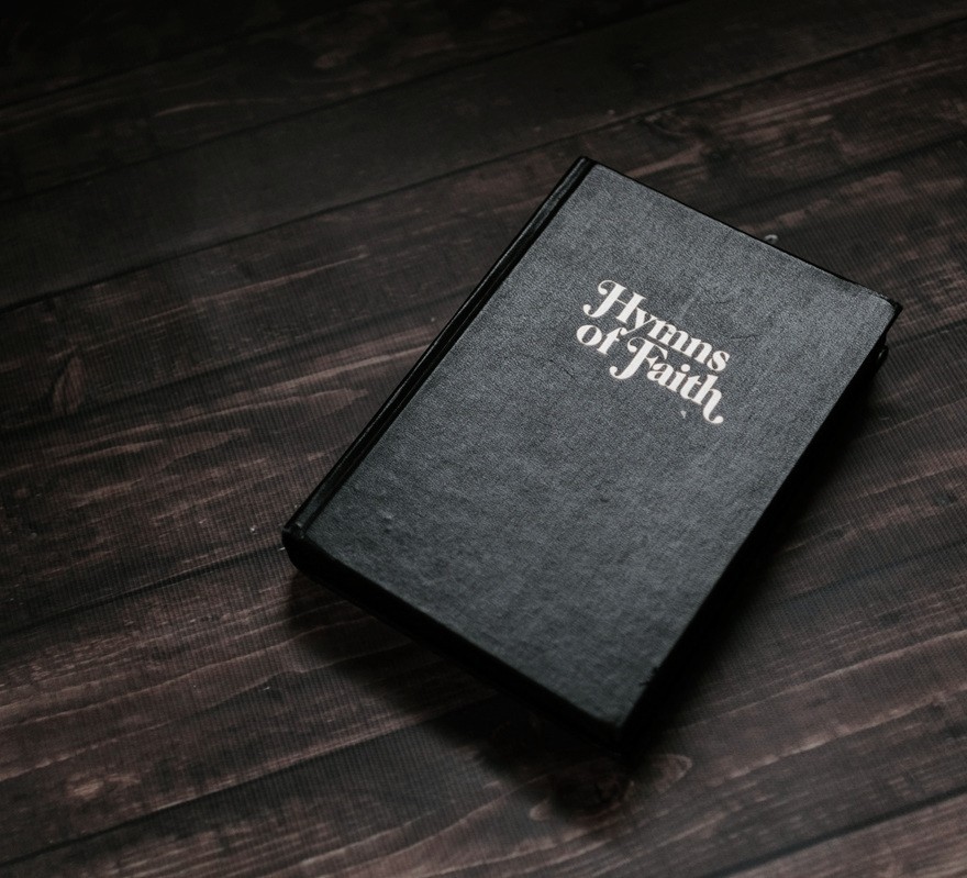hymnal-kelly-sikkema-UhUObWaKhWE-unsplash