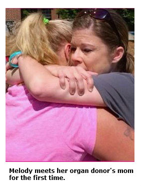 Photo of Melody Chandler meeting the mother of her organ donor for the first time