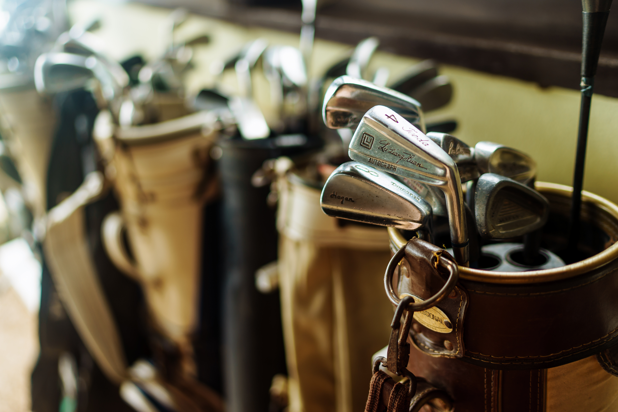Set-Old-Vintage-Golf-Clubs-in-Bag